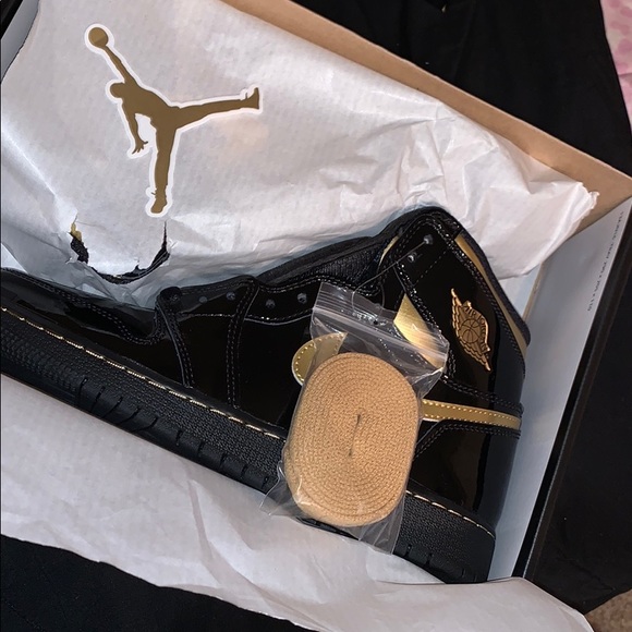Jordan 1 High Metallic Gold - Picture 6 of 8